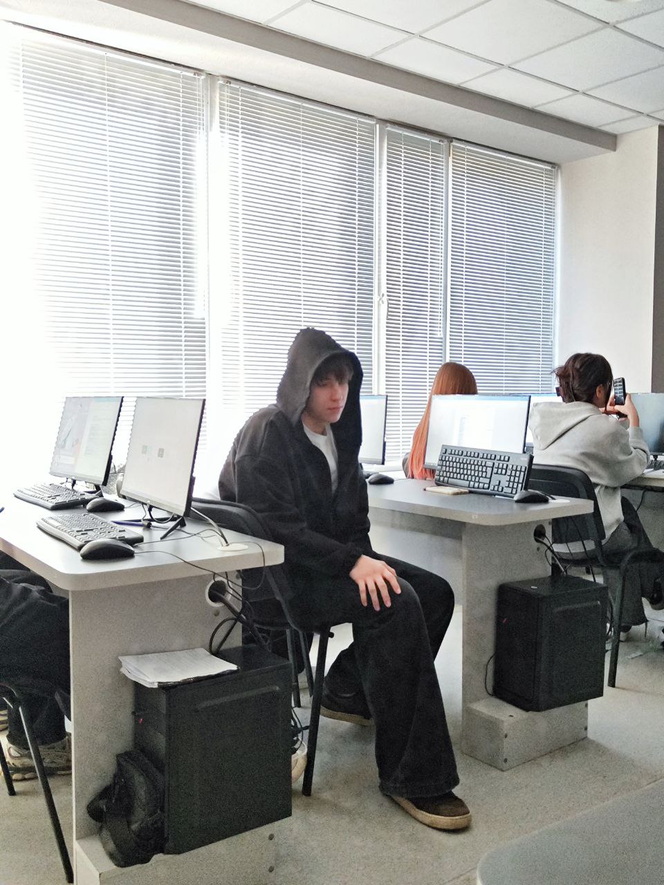 Студент в колледже за рабочим местом